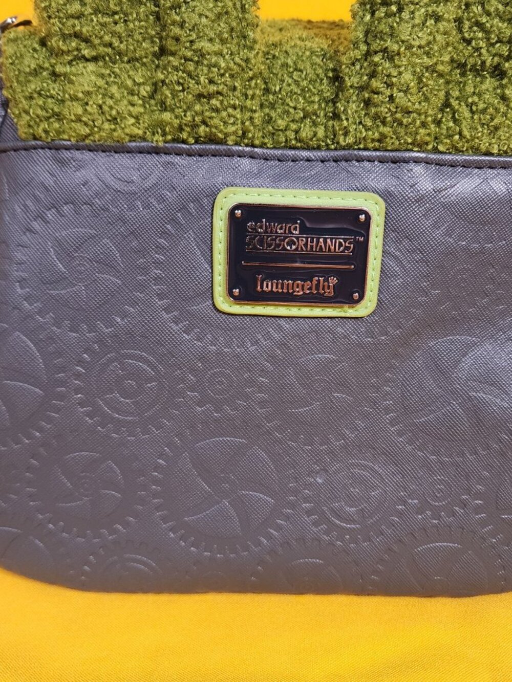 Loungefly Edward Scissorhands Sherpa Topiary Floral Horror Movie Crossbody Bag - Picture 7 of 12